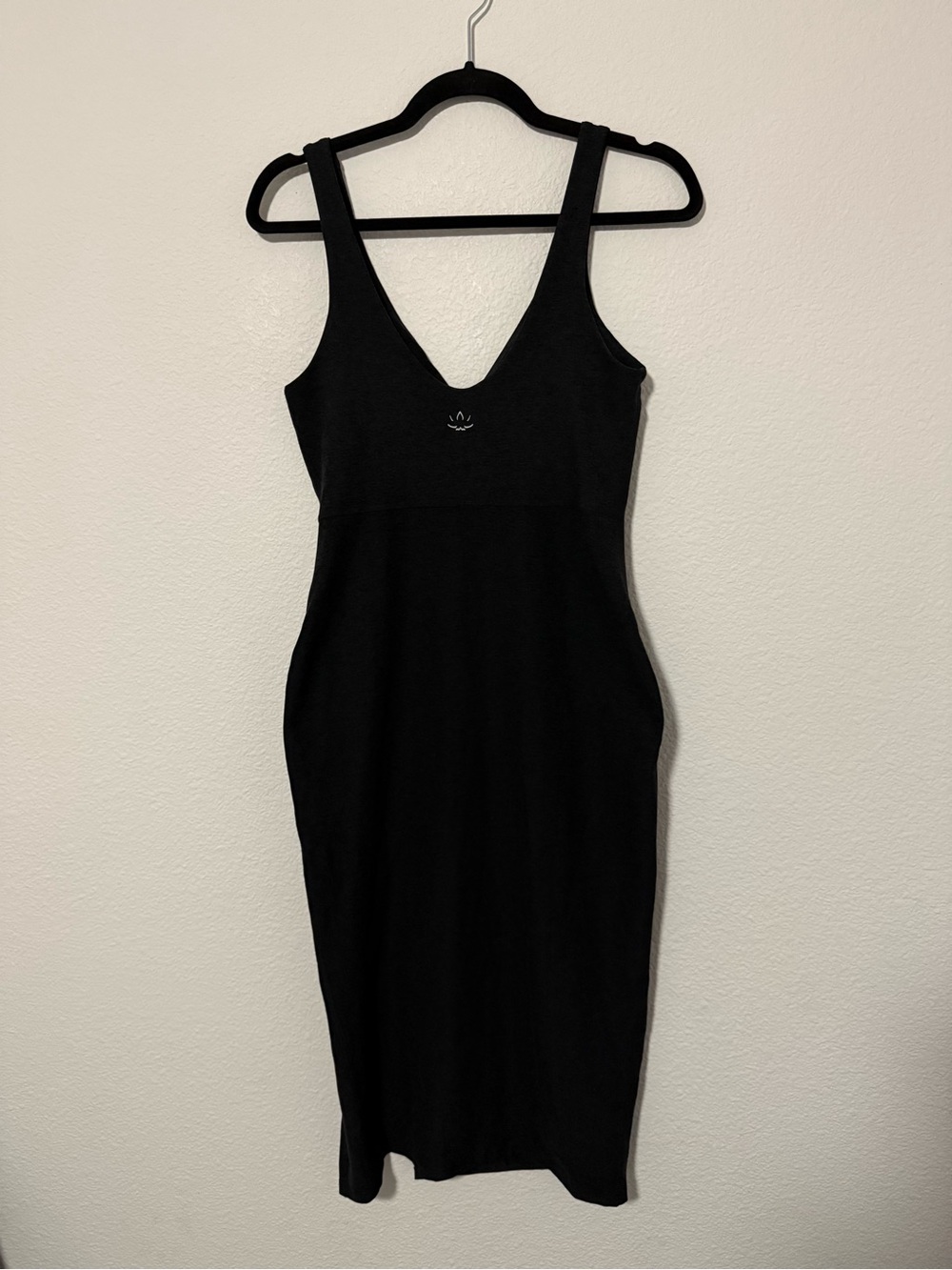 Beyond Yoga Black V-Neck Midi Bodycon Dress.   E1